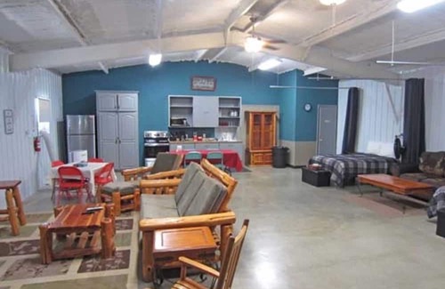 Hugo Cabine | Shady Oaks RV Resort 3 Bed Bunk House Cabin