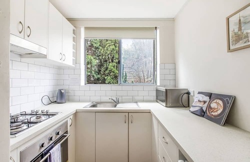 St. Kilda East Appartement | The Leafy LandsdowneA Cosy Poolside Studio