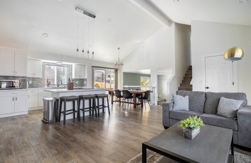Kent Maison | Upscale Kent 1BR, close to Groceries, Shopping & Movies, by Blueground