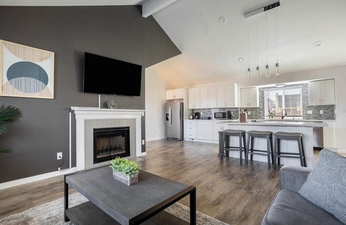 Kent Maison | Upscale Kent 1BR, close to Groceries, Shopping & Movies, by Blueground