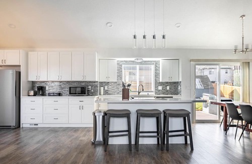Kent Maison | Upscale Kent 1BR, close to Groceries, Shopping & Movies, by Blueground