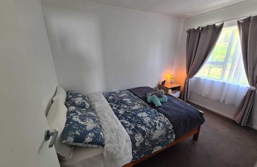 Porirua Maison | Hilltop Blue Sky House