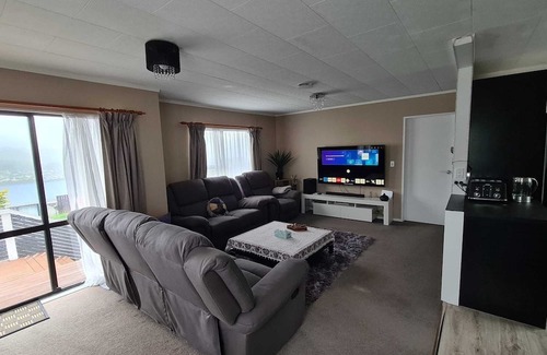 Porirua Maison | Hilltop Blue Sky House