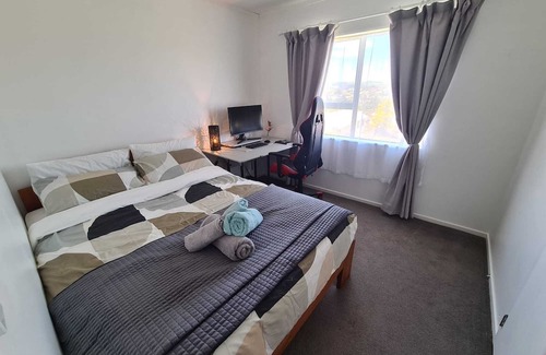 Porirua Maison | Hilltop Blue Sky House