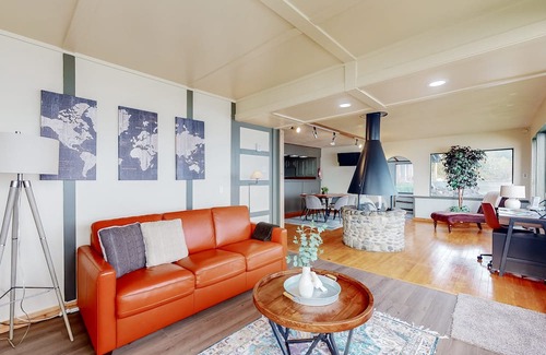 Vashon Island Maison | Enchanting & tranquil waterfront escape with patio, fire pit, & amazing views