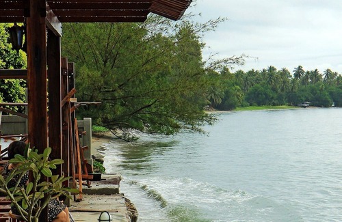 Mae Ram Phueng Maison | The best 3-star hotel in Bang Saphan located right next to Mae Ram Phueng Beach