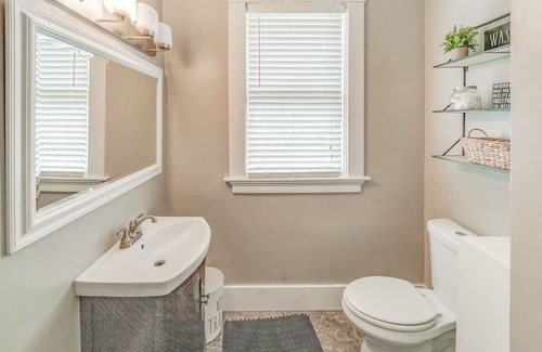 Decatur Maison | Tesla Charger!! Remodeled 5 bed! Sleeps 12.