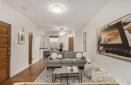 Whittier Copropriété | Modern furnished apartment ideally for traveling nurses. Stay in style