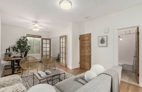 Whittier Copropriété | Modern furnished apartment ideally for traveling nurses. Stay in style