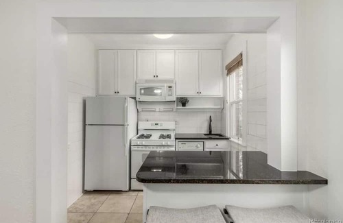 Whittier Copropriété | Modern furnished apartment ideally for traveling nurses. Stay in style
