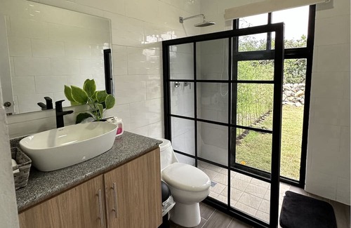 Alto Boquete Cabine | Cabaña Campestre única tiene su propio estilo y un ambiente romántico