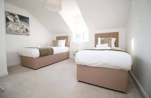 Magor Maison | Seymour Way (Stunning 4 bed with FREE parking)