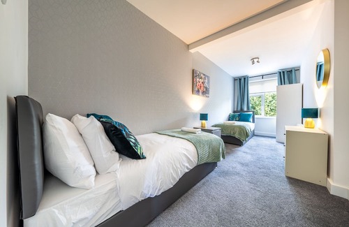 Luton Maison | Captivating 4 BR Terraced House in Luton's Prime Location