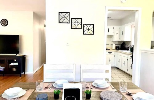 Elmhurst Maison | NEW - 5 mins from Elmhurst Uni - Elmhurst Hospital - Pet Friendly