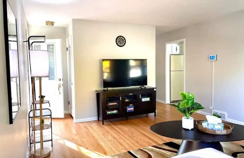 Elmhurst Maison | NEW - 5 mins from Elmhurst Uni - Elmhurst Hospital - Pet Friendly