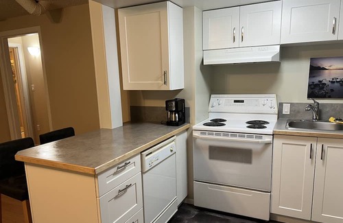 Central Kootenay Appartement | Longbeach Suite- in the woods above Kootenay Lake, a nature lovers delight.