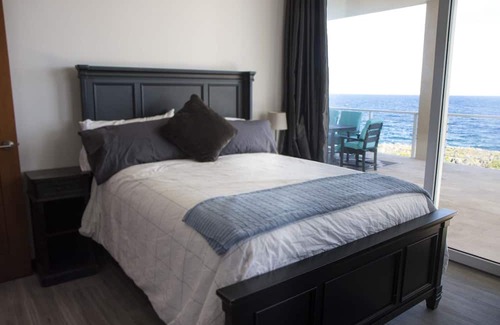 Bouvet Island Maison | Stunning 3 bdrm oceanfront home w/ Infinity Pool in exclusive Lighthouse Estates