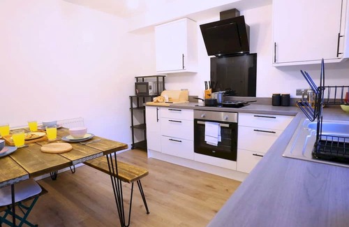 Prestwich Maison | Pass the Keys | King Bed House Next To Heaton Park | W&M Discounts