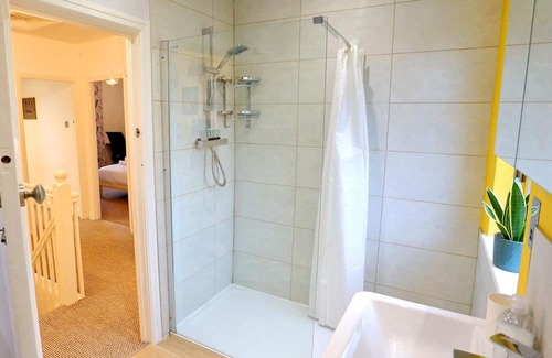 Prestwich Maison | Pass the Keys | King Bed House Next To Heaton Park | W&M Discounts