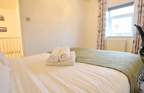 Prestwich Maison | Pass the Keys | King Bed House Next To Heaton Park | W&M Discounts
