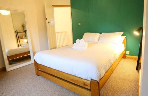 Prestwich Maison | Pass the Keys | King Bed House Next To Heaton Park | W&M Discounts
