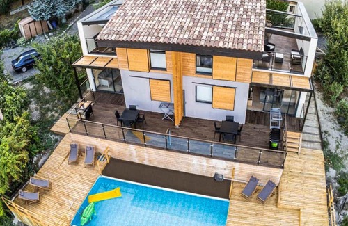 Marcoux Maison | This beautiful and modern vacation home welcomes you with a breathtaking mountain view.