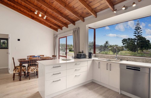 Pauanui Maison | Seascape Bach - Pauanui Holiday Home