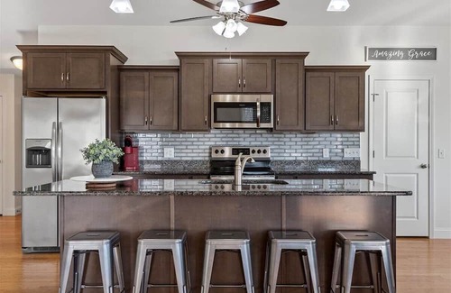 Chatham Maison | Modern and Spacious 5BR 3BA w/walking trail and lake view! Chatham/Springfield