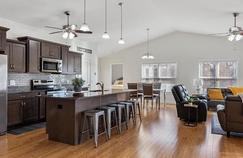 Chatham Maison | Modern and Spacious 5BR 3BA w/walking trail and lake view! Chatham/Springfield