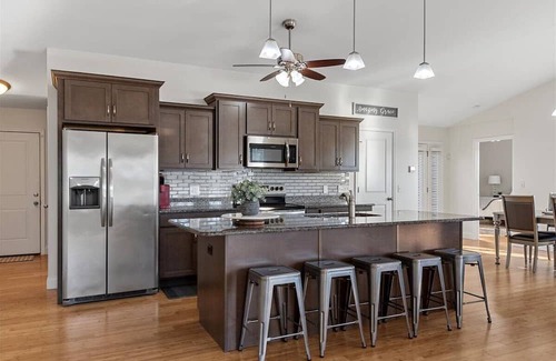 Chatham Maison | Modern and Spacious 5BR 3BA w/walking trail and lake view! Chatham/Springfield