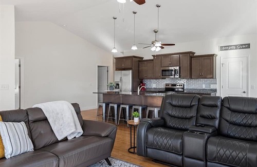 Chatham Maison | Modern and Spacious 5BR 3BA w/walking trail and lake view! Chatham/Springfield
