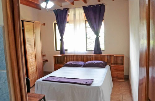 Canton Parrita Maison | Large family house, A/C, swimming pool, outdoor patio, minutes to the beaches!
