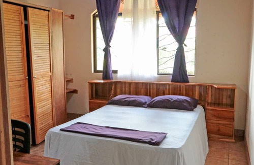 Canton Parrita Maison | Large family house, A/C, swimming pool, outdoor patio, minutes to the beaches!