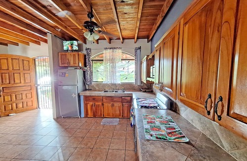 Canton Parrita Maison | Large family house, A/C, swimming pool, outdoor patio, minutes to the beaches!