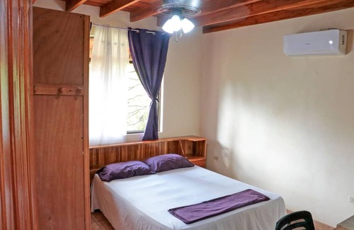 Canton Parrita Maison | Large family house, A/C, swimming pool, outdoor patio, minutes to the beaches!