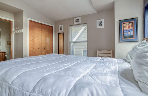 Downtown Cannon Beach Maison | Near the Beach with TVs, Foosball, Ping-Pong and Pool Tables!