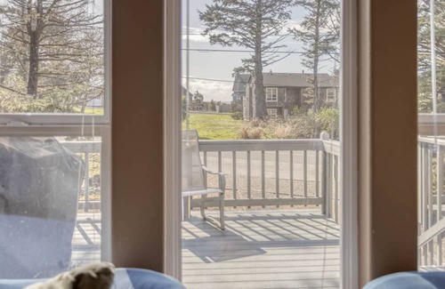 Downtown Cannon Beach Maison | Near the Beach with TVs, Foosball, Ping-Pong and Pool Tables!