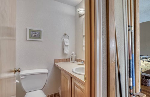 Downtown Cannon Beach Maison | Near the Beach with TVs, Foosball, Ping-Pong and Pool Tables!