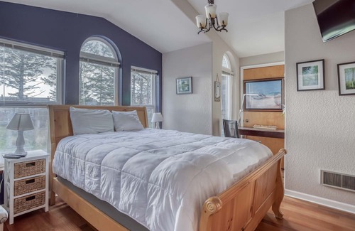 Downtown Cannon Beach Maison | Near the Beach with TVs, Foosball, Ping-Pong and Pool Tables!