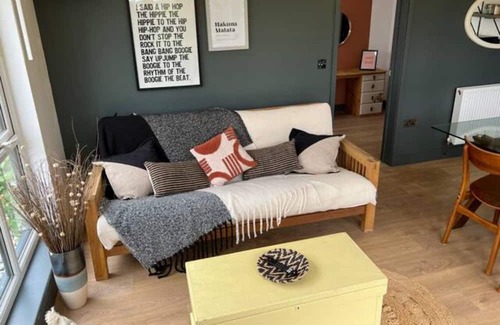 Randwick Cabine | Cotswold's-2 Bedroom Cosy Lodge-Sleeps 6-Parking