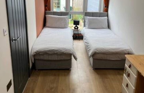 Randwick Cabine | Cotswold's-2 Bedroom Cosy Lodge-Sleeps 6-Parking