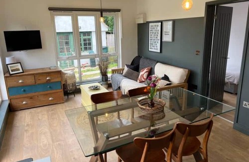 Randwick Cabine | Cotswold's-2 Bedroom Cosy Lodge-Sleeps 6-Parking