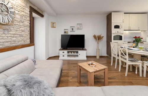 Cepljani Maison | Villa Stonehouse is a nice rustic terraced house only 3,5 km from the sea and the town Umag.