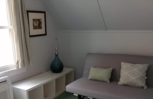 Honesdale Maison | Grove Cottage, a Cozy Cape Cod, 3/4 mi to Honesdale. Cat-friendly. BBQ. Parking.