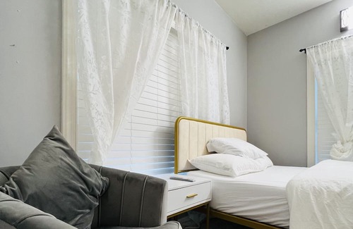 Seabrook Maison | Upscale Single Family House 7 miles outside of DC.