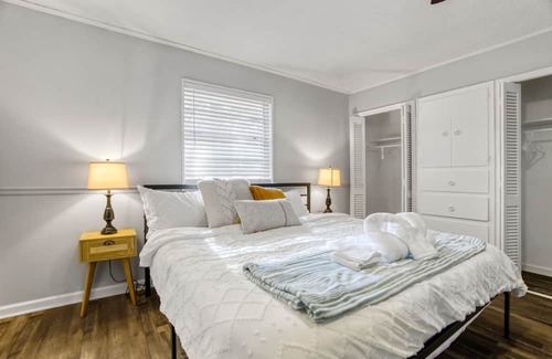 Jacksonville Maison | Ideal 3BR for Work Stays and Home Transition