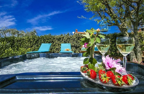 Rosini Maison | Villa Rossa is a charming renovated Istrian stone house located in the village Rosini near Porec.