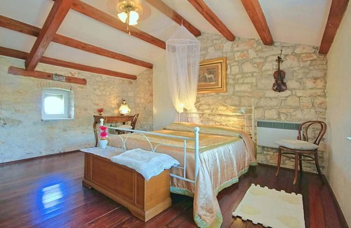 Rosini Maison | Villa Rossa is a charming renovated Istrian stone house located in the village Rosini near Porec.