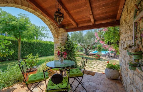 Rosini Maison | Villa Rossa is a charming renovated Istrian stone house located in the village Rosini near Porec.