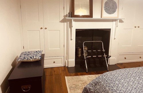 Glen Innes Maison | Beautiful, spacious 1870s house in centre of town.